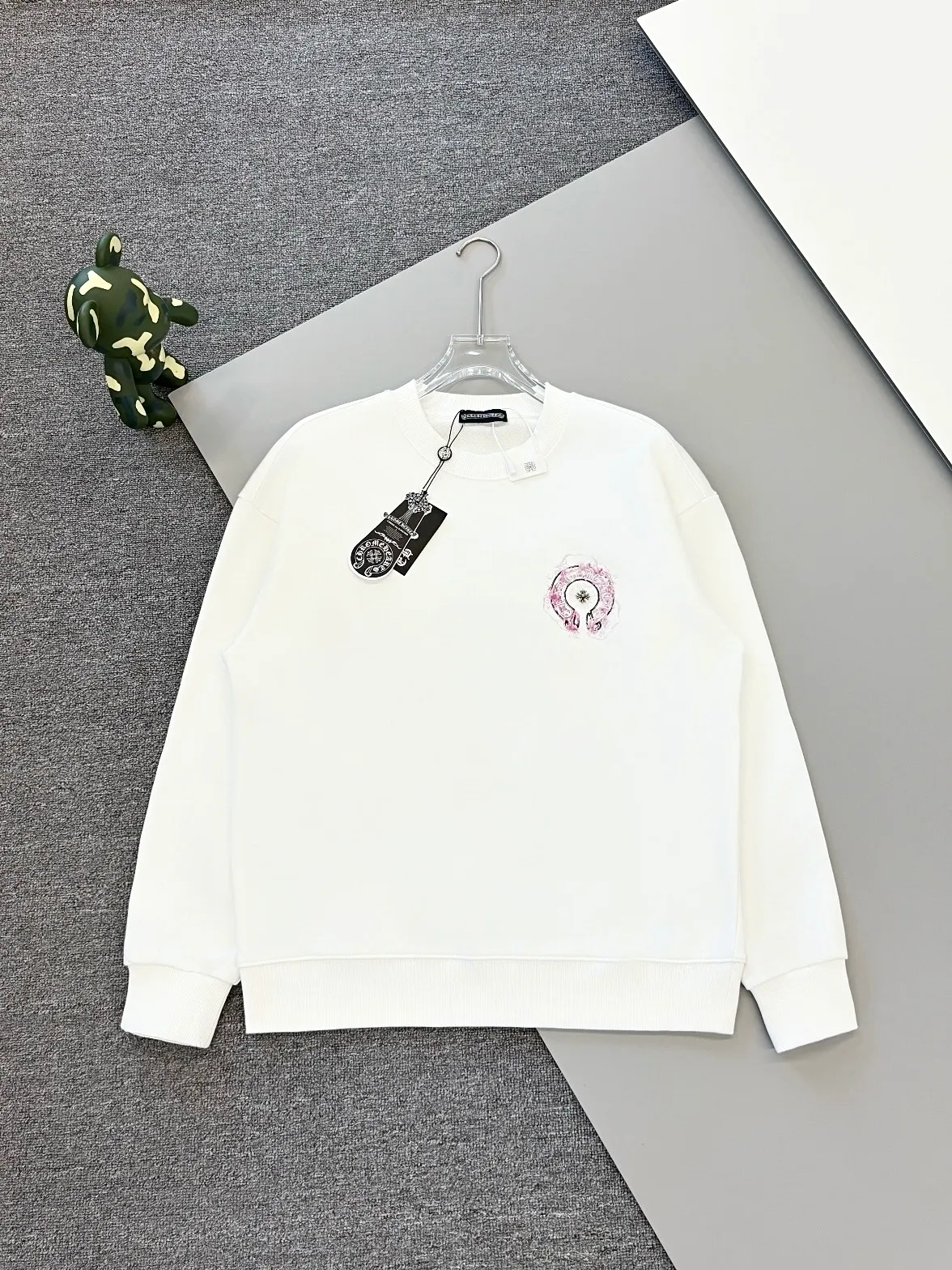 P250 [High Quality] Chrome Hearts Embroidered Horseshoe Rivets🪡+Watermark Letters‼ ️Round neck sweatshirt *Customized 420g terry cotton fabric, soft, skin-friendly and comfortable *Embroidery process: front horseshoe print + rivet embroidery *A very simple and elegant classic continuation. It is unparalleled in terms of upper body comfort, interpreting your luxury and taste, and creating your fashion style and charm. Three complete standards. Same style for men and women. 𝐂𝐎𝐋𝐎𝐔𝐑: Black/White 𝐒𝐈𝐙𝐄: S-XL
